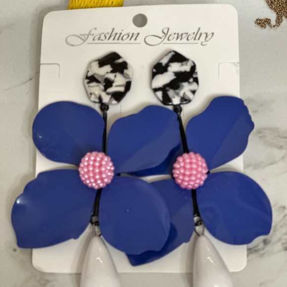 🌺 Fun floral statement earrings 🌺 - Picture 1 of 2